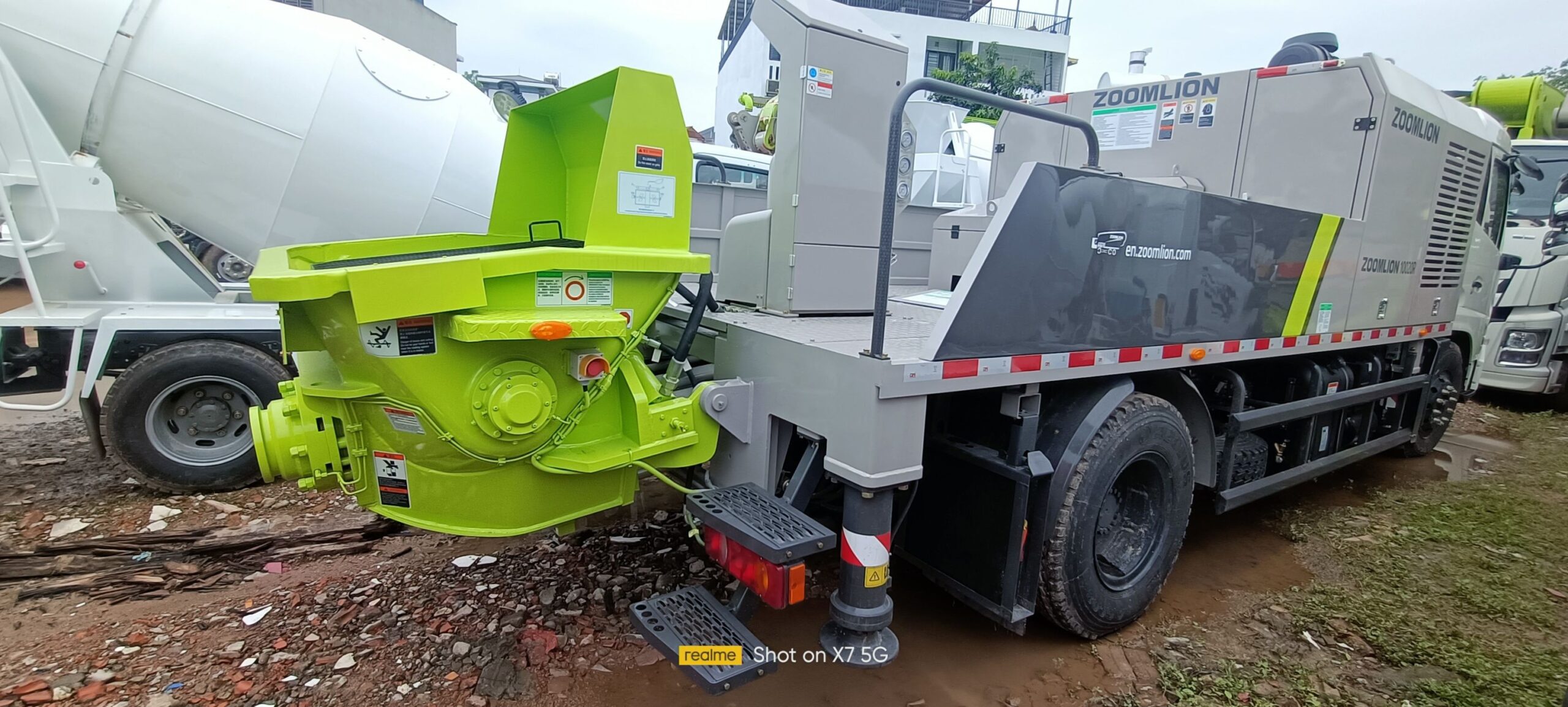 So sánh bơm bê tông tĩnh và bơm cần tự hành