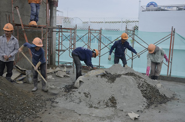 Hướng dẫn cách trộn bê tông thủ công từng bước